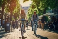 Zwei Menschen auf Fahrrädern