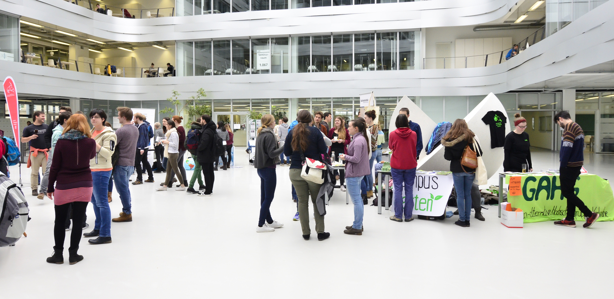 Studenten auf einer Ausstellung