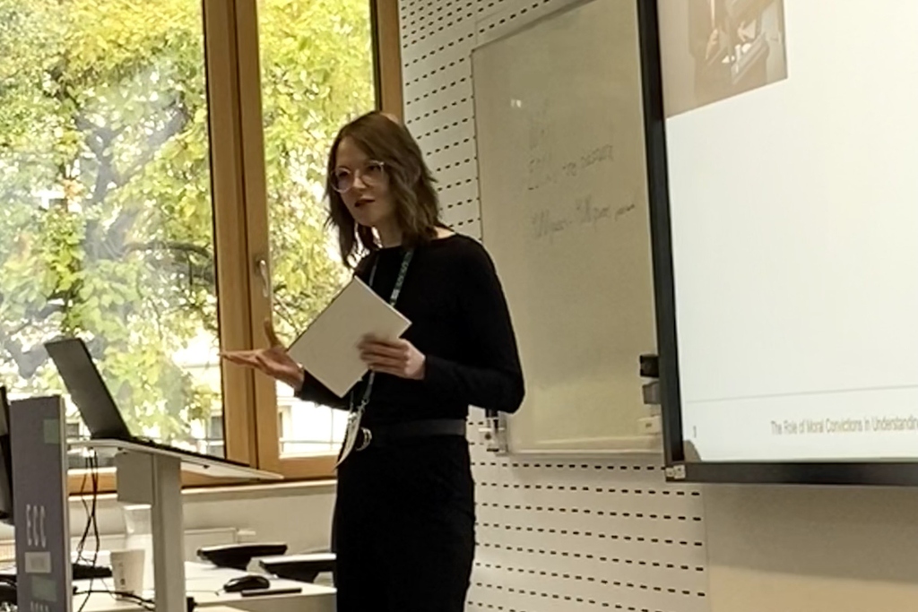 Lisa Gaffney an Rednerpult vor Videoleinwand