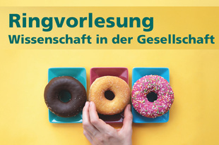 Eine Hand greift nach einem von drei Donuts auf bunten Tellern.