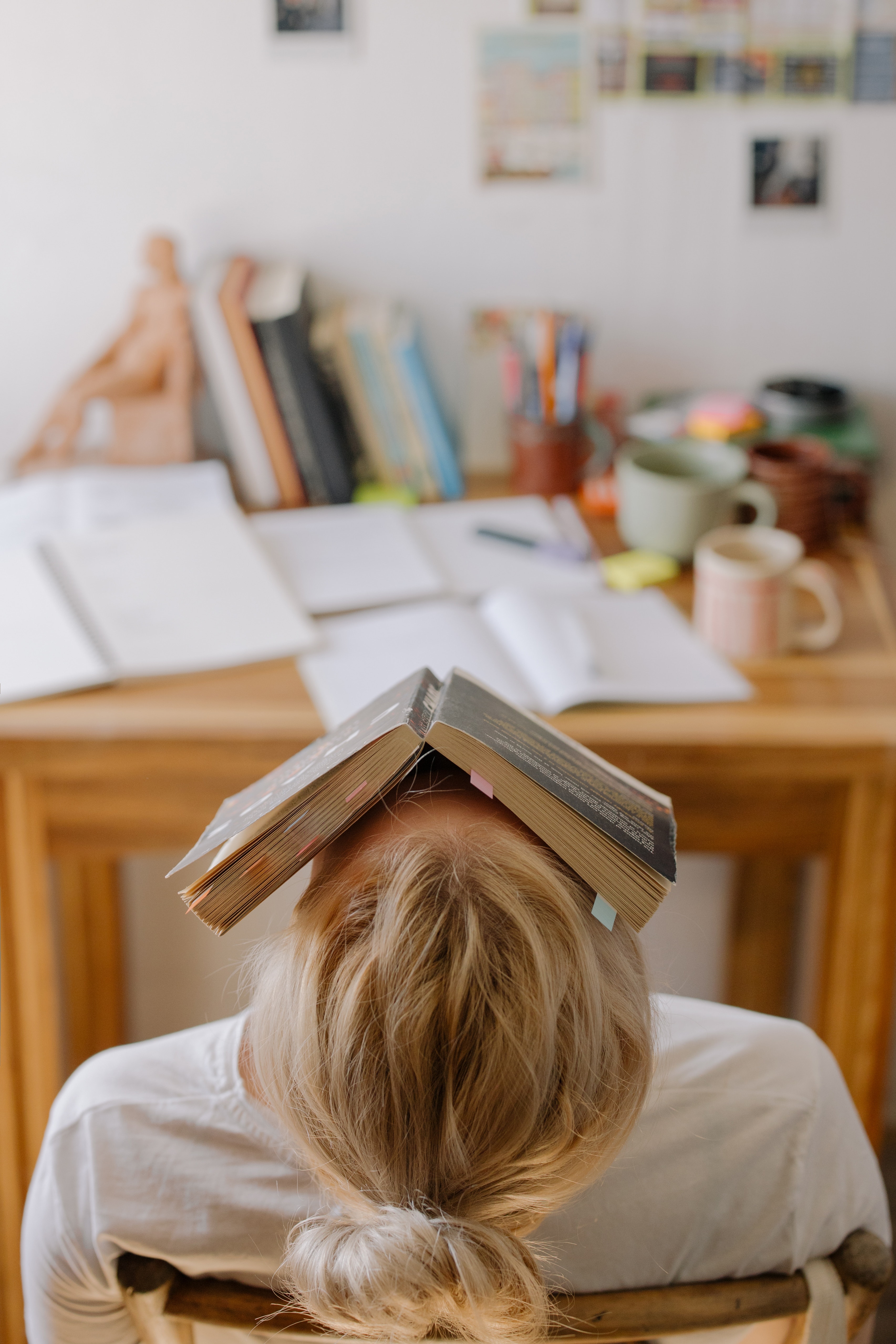 Frau mit Buch auf dem Kopf